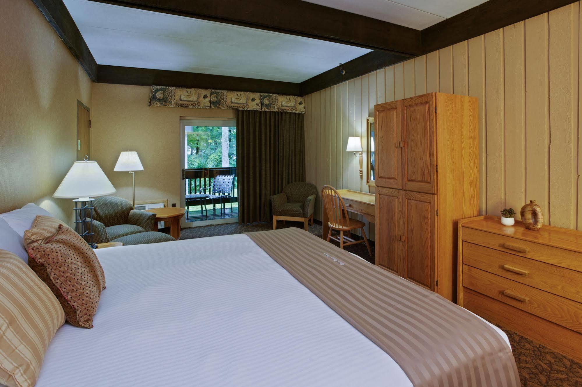 Mohican Lodge And Conference Center Perrysville Exterior photo