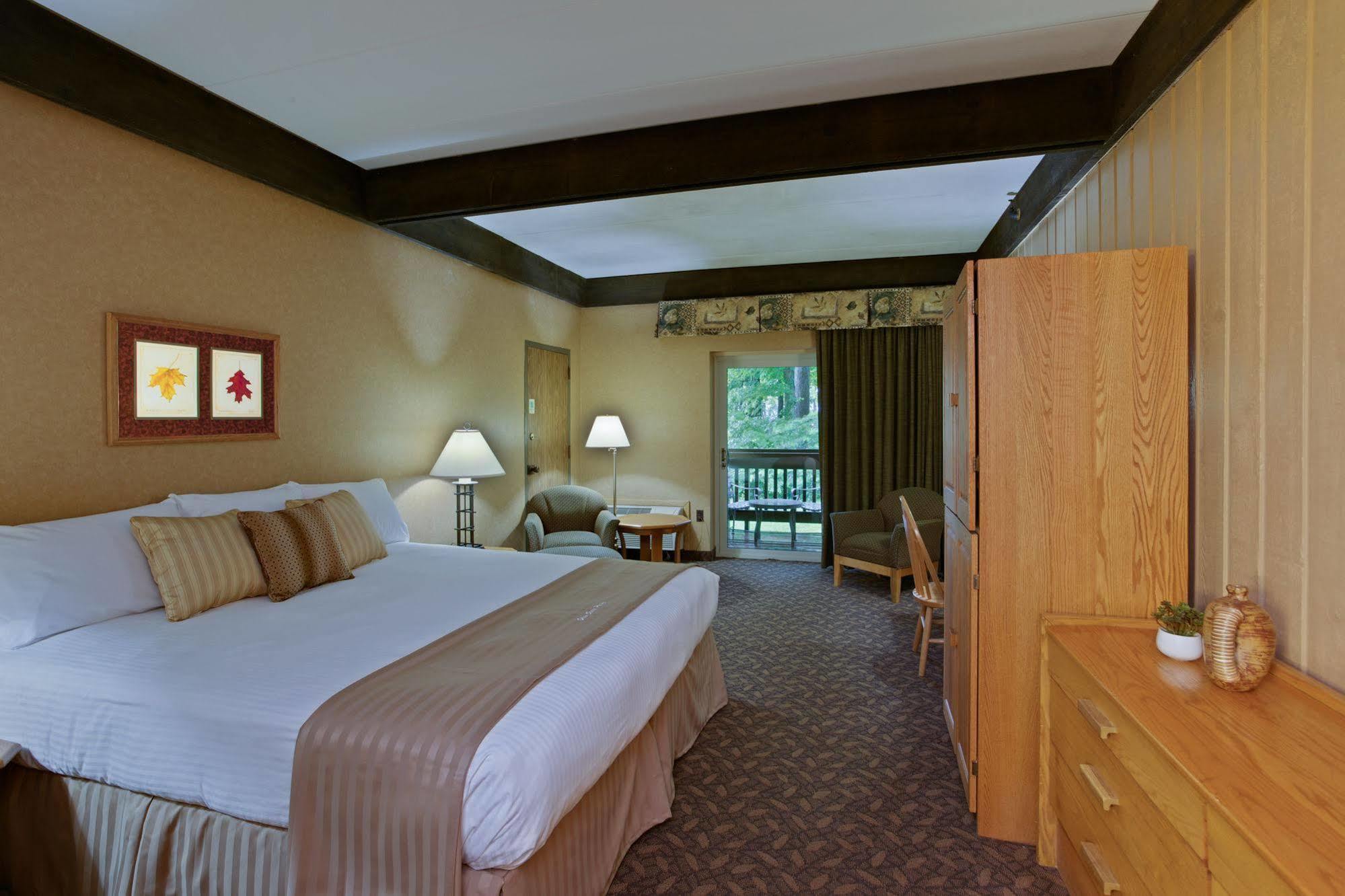 Mohican Lodge And Conference Center Perrysville Exterior photo
